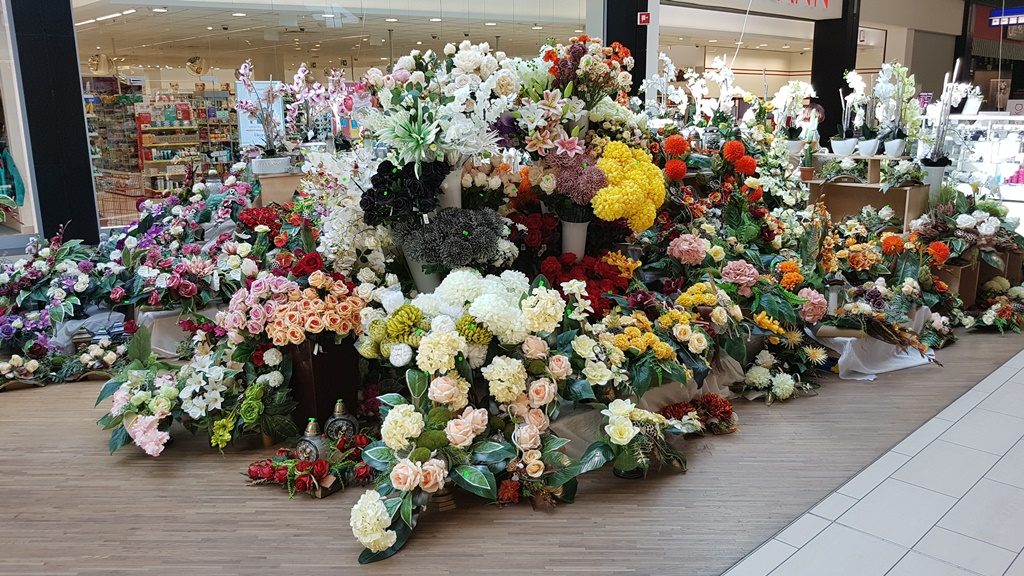 kompozycje z kwiatów sztucznych